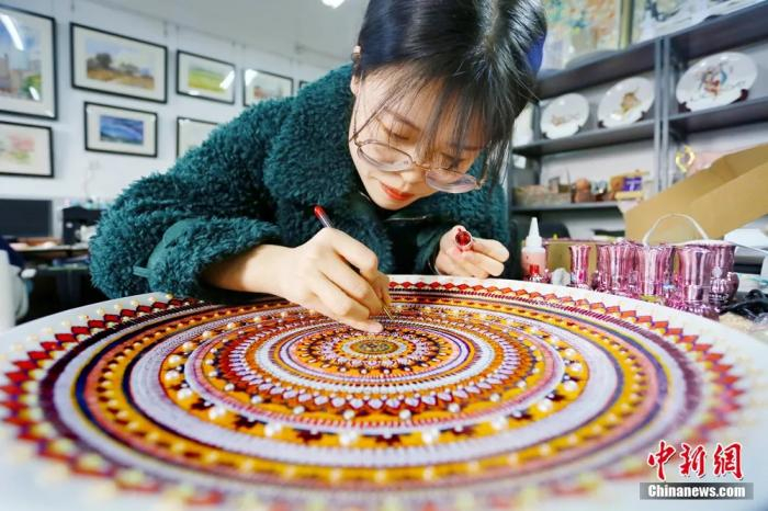 图为学生用指甲油制作敦煌彩绘工艺盘。