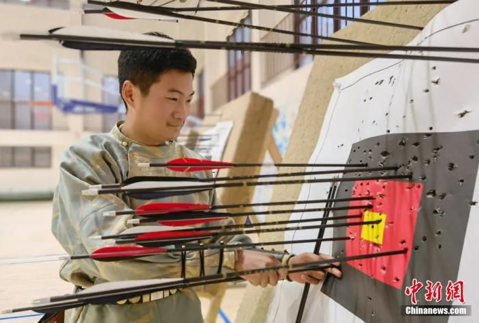图为学生上射箭课。