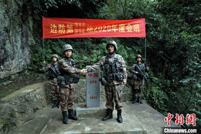 会哨合影。 刘锦 摄