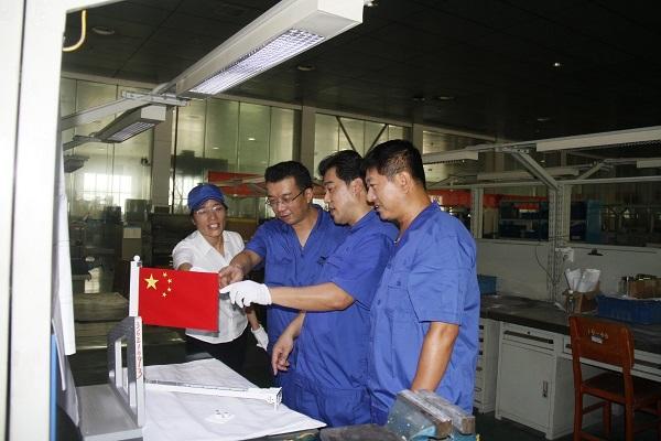 中国航天科工国旗展示系统研制团队研讨制造工艺(来源:中国航天科工集团)