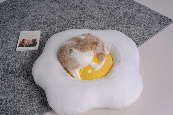 △ PurLab 推出荷包蛋造型的宠物窝。但不是所有猫咪都爱使用猫窝,不少接受未来预想图采访的饲主表示它们的猫更喜欢主人的被窝。图片提供 | PurLab