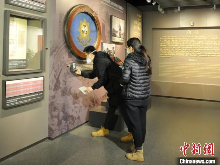 中共一大会址纪念馆观众扫描二维码聆听讲解 国家文物局供图