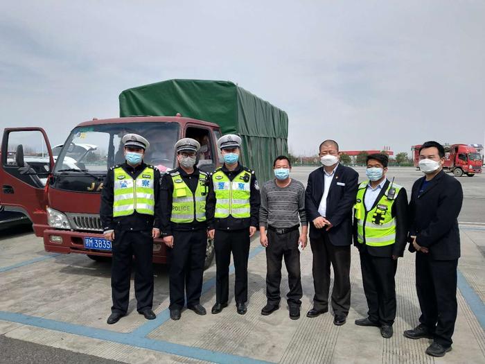 高速“流浪”湖北货车司机启程返乡：想和家人好好聚一聚