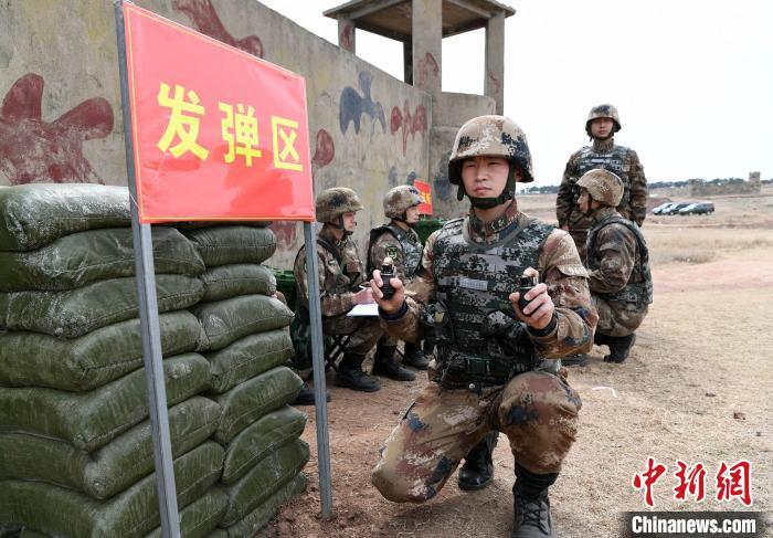 该旅战士准备进行实投考核。 李政 摄