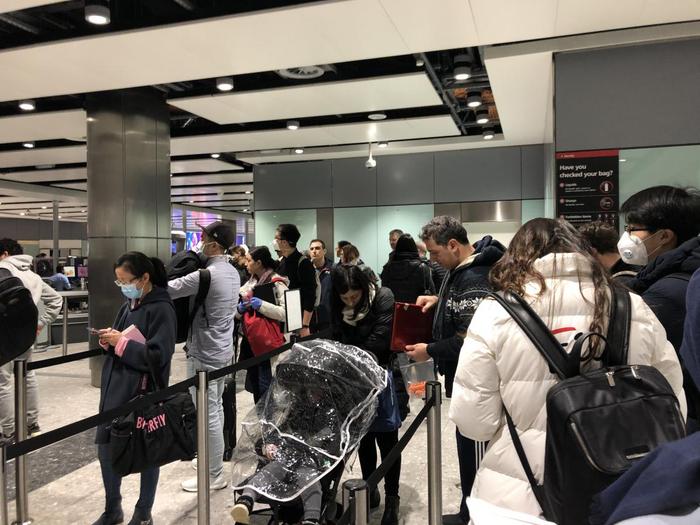 (仿佛只有亚洲人戴口罩)