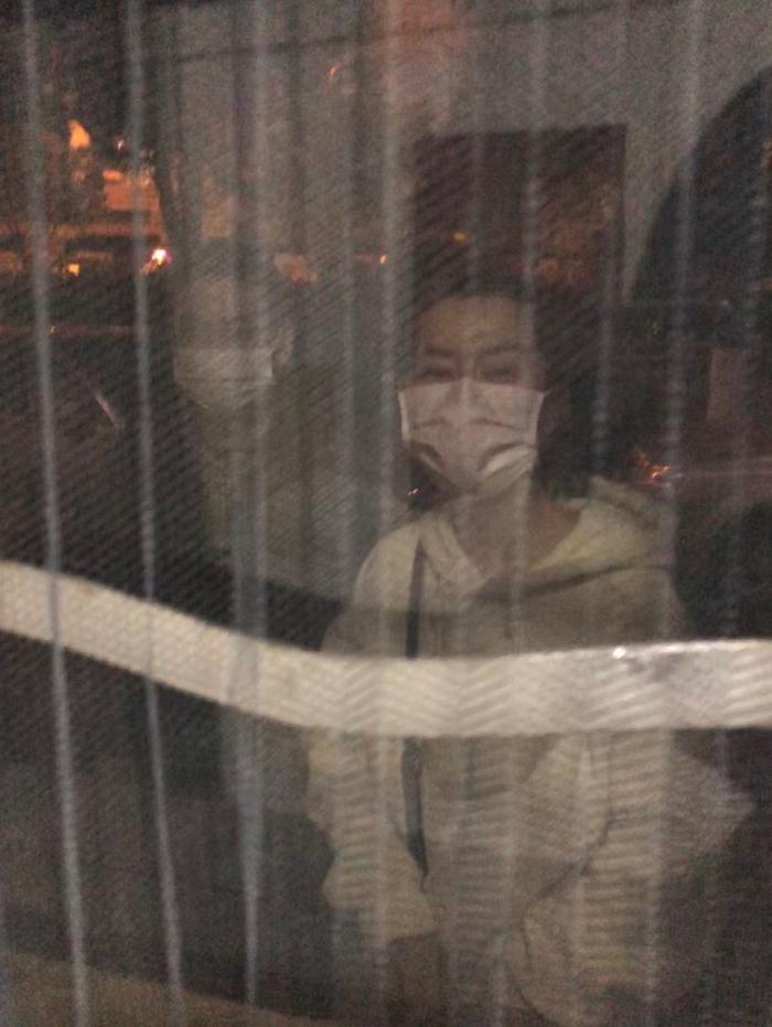 (跟爸妈隔窗相望)
