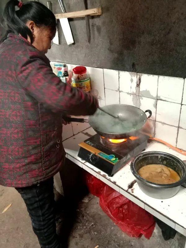 母亲天天做饭。