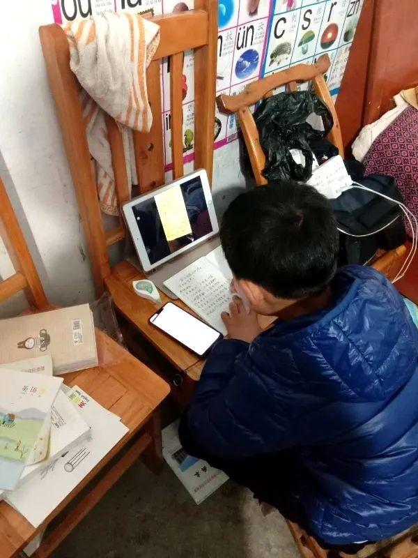 上网课的孩子。
