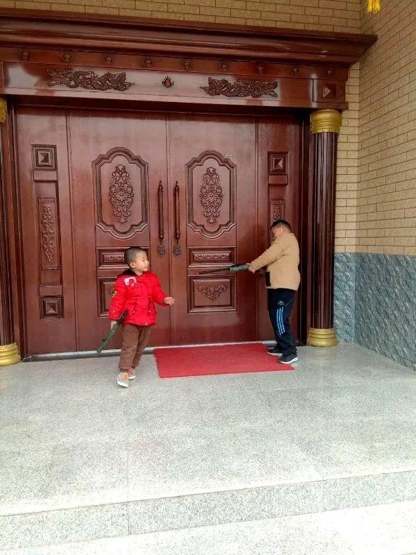 只能在家门口玩耍。