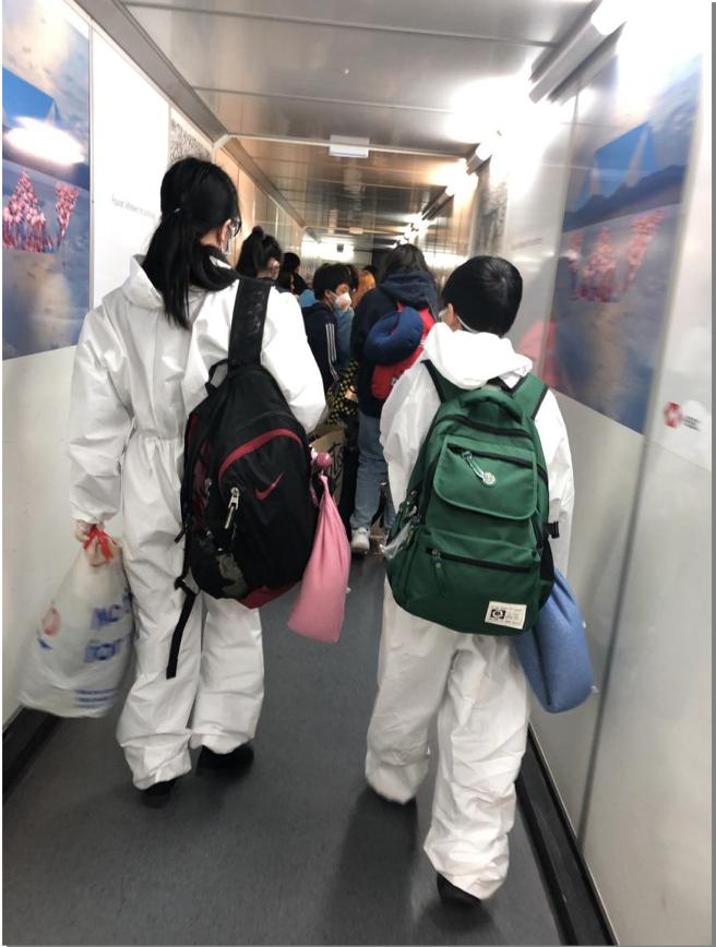 (穿着防护服的母子)
