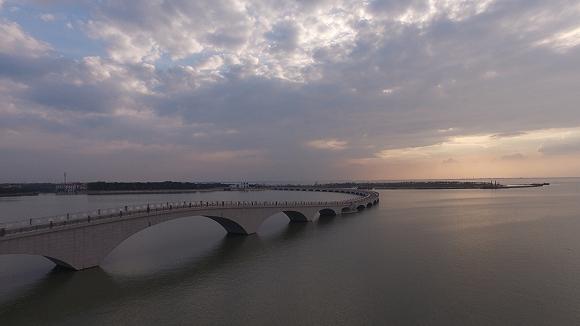 淀山湖防洪大堤及湖滨生态修复工程 图片来源:青浦区水利管理所