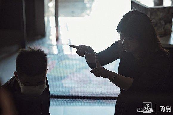 △店里的聋人用手语交流丨摄影 杨眉