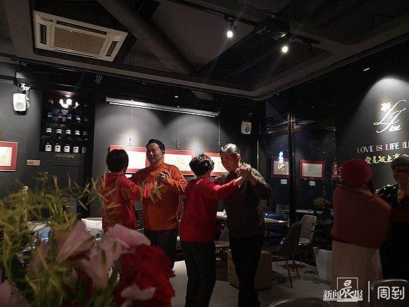 △阿姨爷叔在咖啡馆里跳舞丨受访者供图