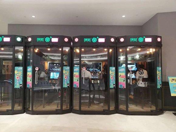 关闭的电影院旁,mini唱吧颇受欢迎