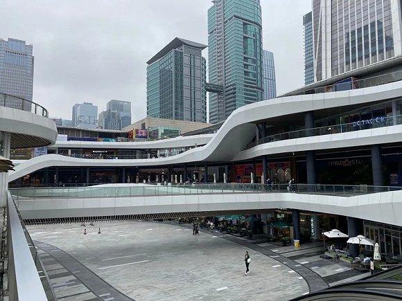 偌大的星空广场少有行人
