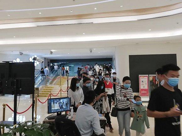 如今的壹方城,顾客排队进场