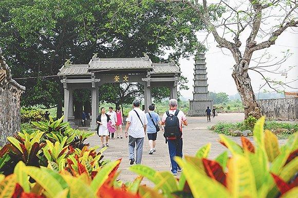 游客浏览罗驿村的古塔和牌坊。图片来源:王家专/摄