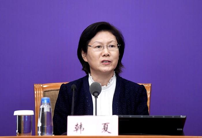 工业和信息化部信息通信管理局局长韩夏回答记者提问。