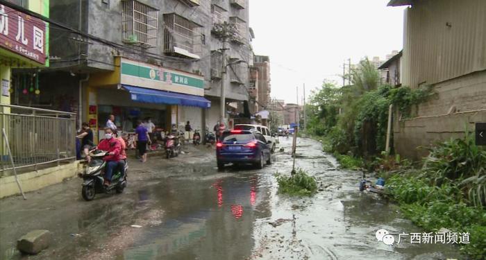 南宁长堽村发生内涝，整条村道被淹没，村民却说不是“天灾”是“人祸”......