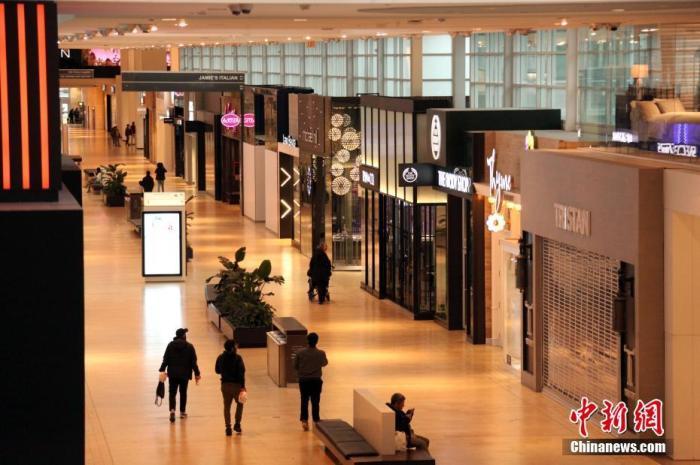 加拿大多伦多大型商场约克戴尔(Yorkdale)购物中心内一片冷清,商场内绝大部分商铺已停业。中新社记者 余瑞冬 摄