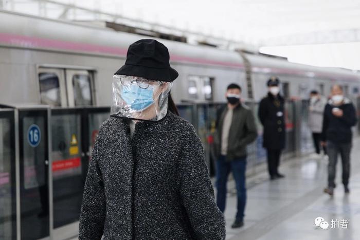 △ 3月24日,西二旗地铁站,戴着防护帽的乘客。