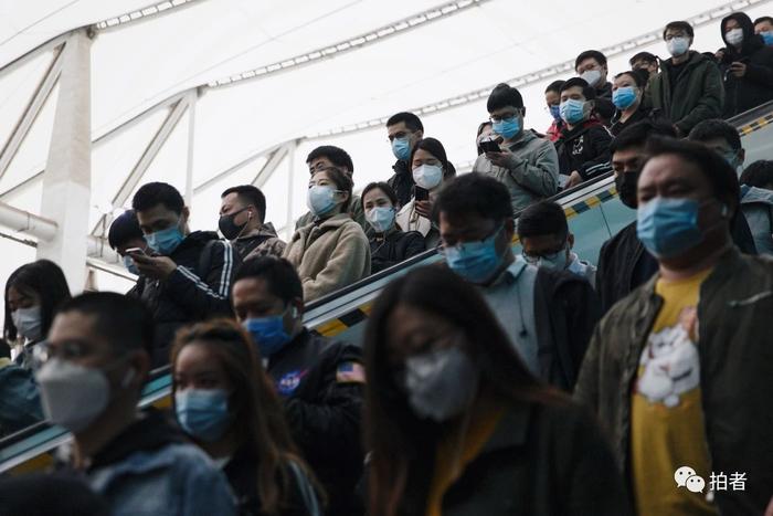 △ 3月24日,西二旗地铁站,列车到站后,乘客乘扶梯下站台。