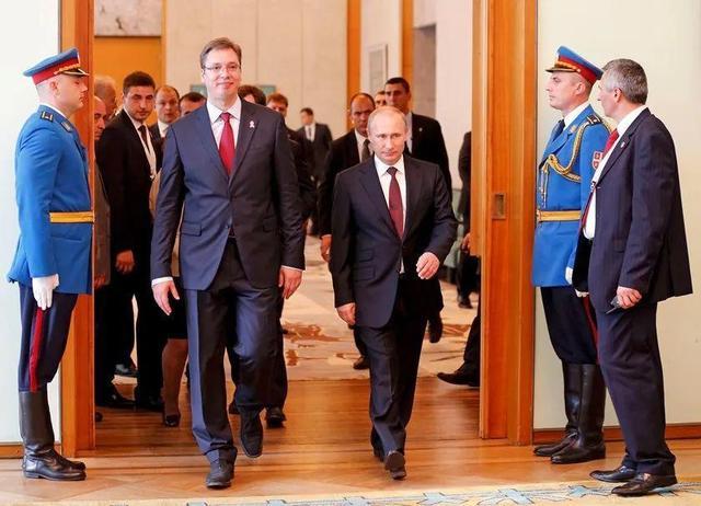 塞尔维亚总统2米高，国民男性身高1.8米，因为他们都喜欢吃肉