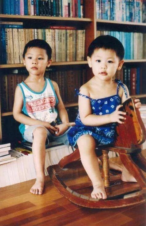 兄妹俩小时候,左边是哥哥张容,右边是妹妹张宜。