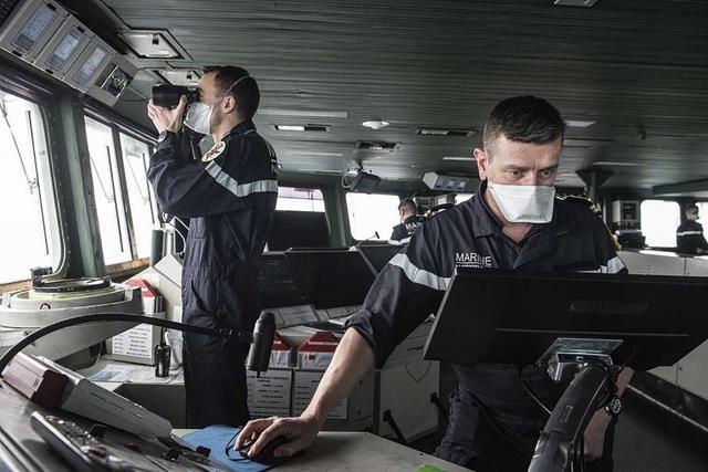 法国戴高乐号航母成毒船，50船员已确诊新冠病毒，再次敲响了警钟