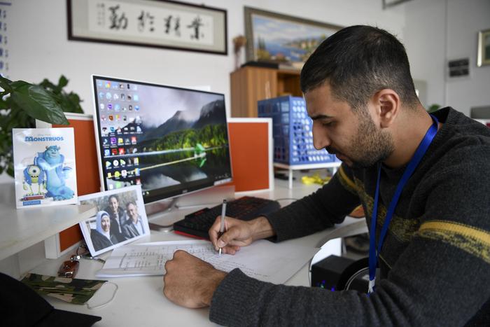 在华伊拉克小伙拍摄微电影记录中国“抗疫”故事