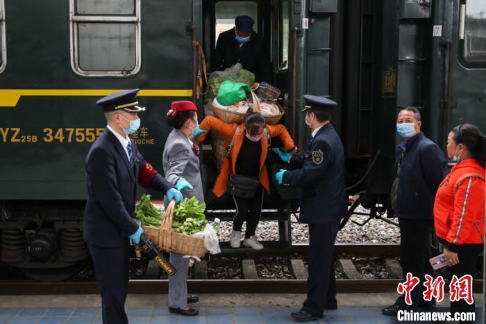 图为乘车菜农到站下车。 瞿宏伦 摄