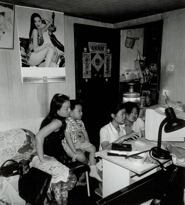 人们在家中使用电脑,姜家弄,2000年