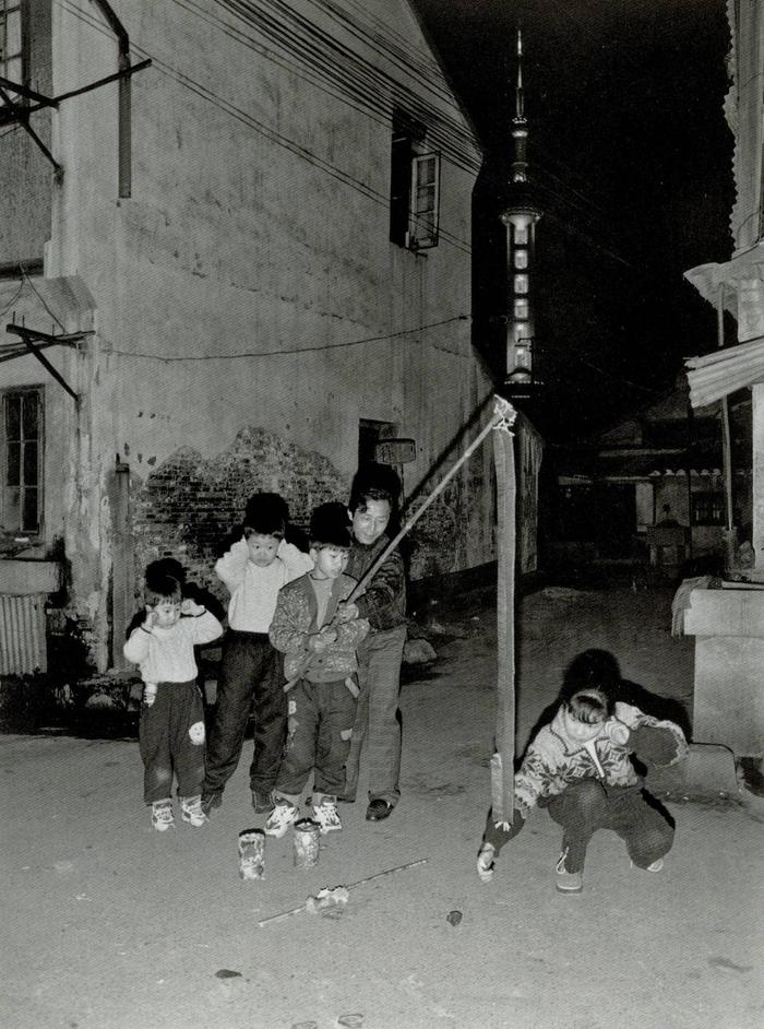 春节放鞭炮的孩子们,东宁路,1999年