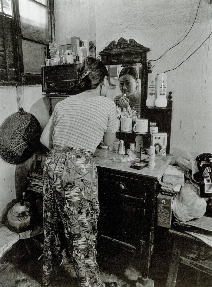 女人在祖母的古董梳妆台前涂口红,东昌路,1998年