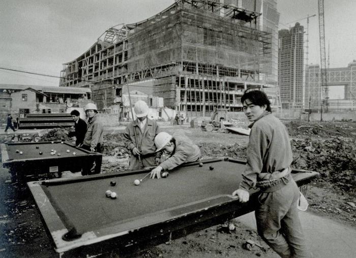 工人们在建筑工地打台球,花园石桥路,1997年