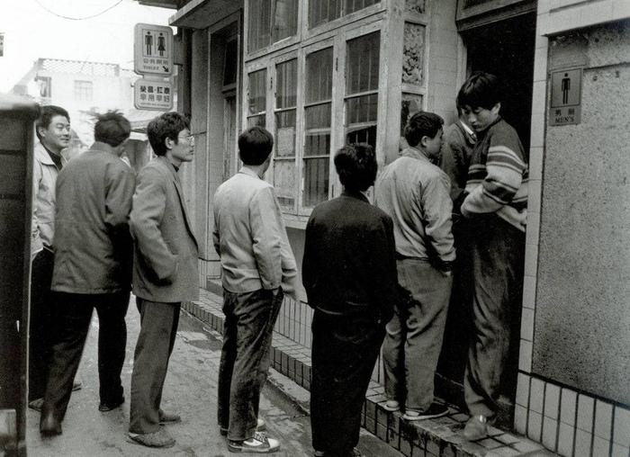 排队上公厕的人们,老白渡路,1999年