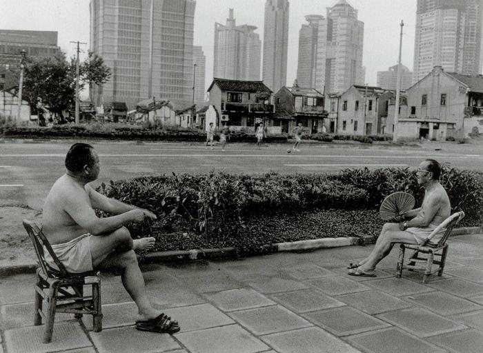 两个男人看着一场街头足球赛,银城南路,1998年