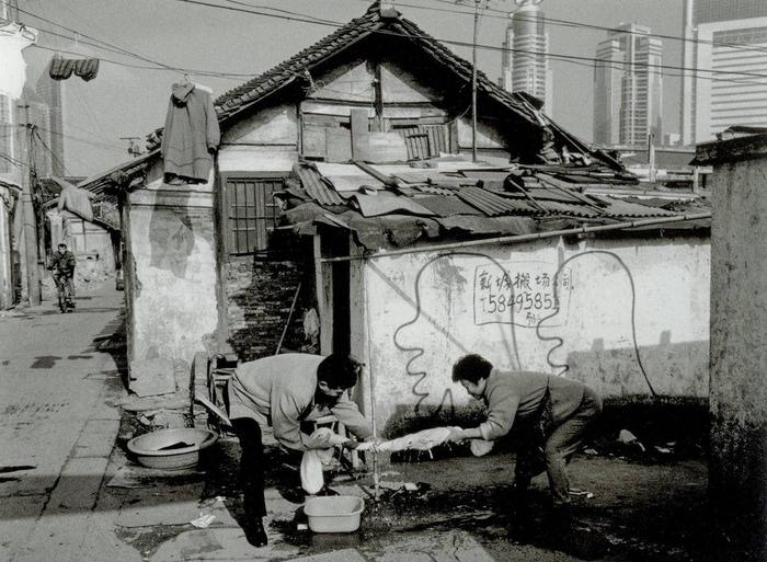 两个居民在街边绞干毛巾,东昌路,2000年