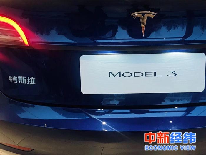 国产特斯拉Model 3车标 中新经纬 付玉梅 摄