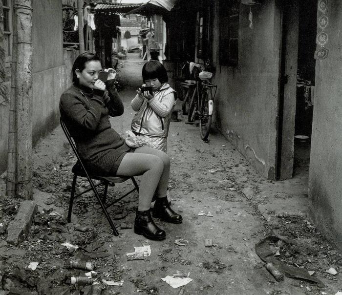 农历新年第一天早上,居民们在走亲戚之前化妆,东昌路,1999年