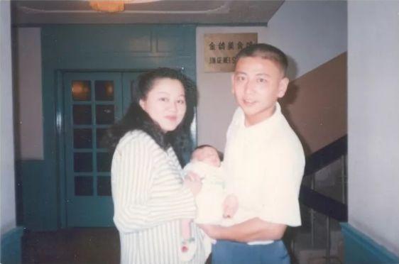 王伟和妻子抱着出生不久的儿子