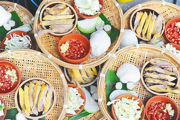 琼海多河文化谷景区的特色“公道”餐。 图片来源:海南日报