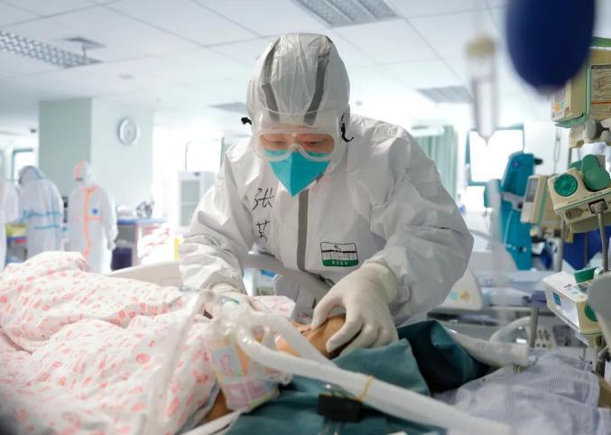 重症医学科主任张芙蓉在给患儿做检查。