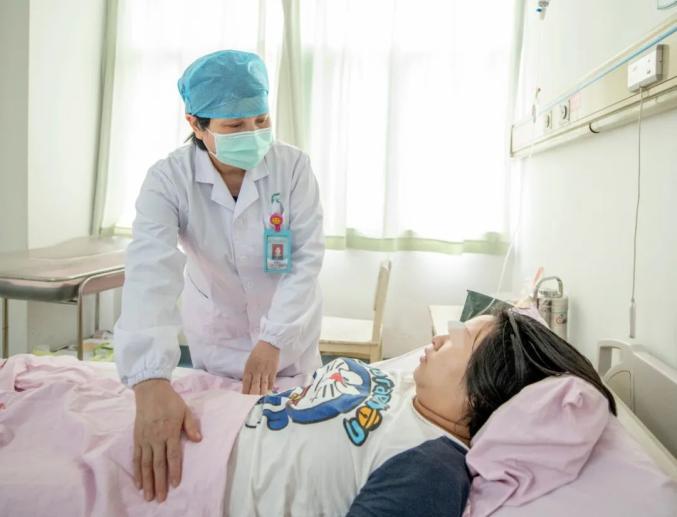 产科主任周洁琼给产妇做检查。