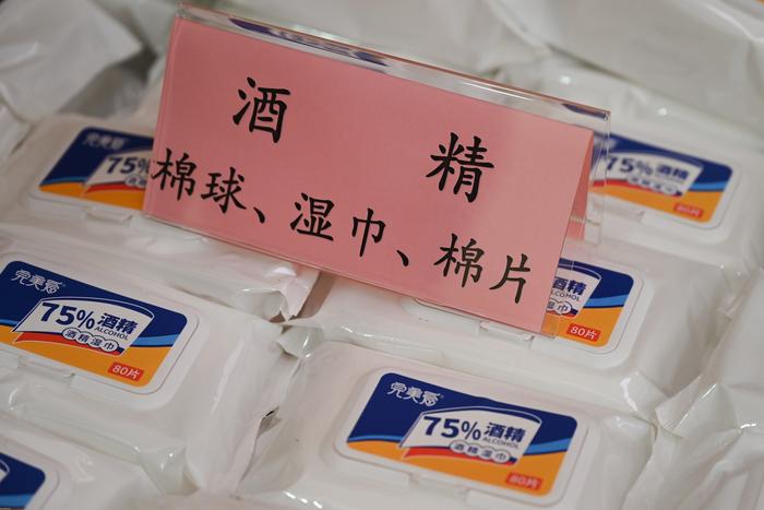 上海市位育中学防疫物资储备室的防疫物品