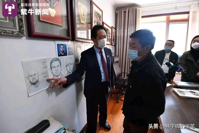 林宇辉向章父(右)展示画像
