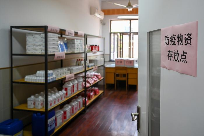 上海市卢湾中学防疫物资存放点防疫物资储备充足。 本文图片均为澎湃新闻记者朱伟辉 图