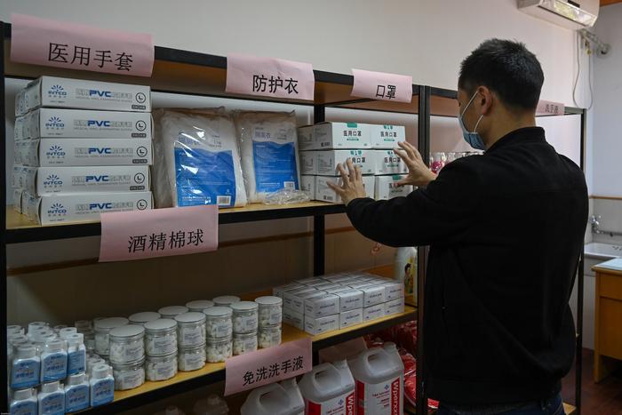 上海市卢湾中学防疫物资存放点防疫物资储备充足。