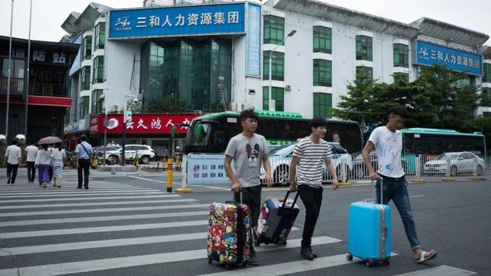 ▲中国最早的留守儿童,其中一部分人后来被称作“三和大神”。图片来自网络