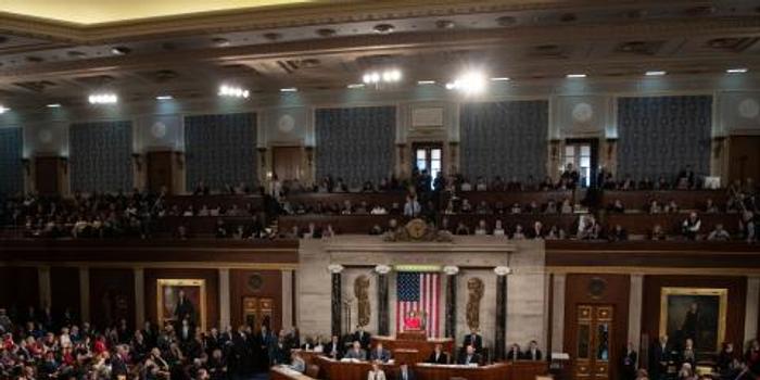 美国会通过疫情援助法案 议员们为何在投票前哭了